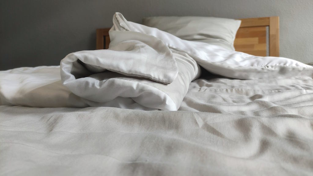 Bettdecke und Kissen auf Bett