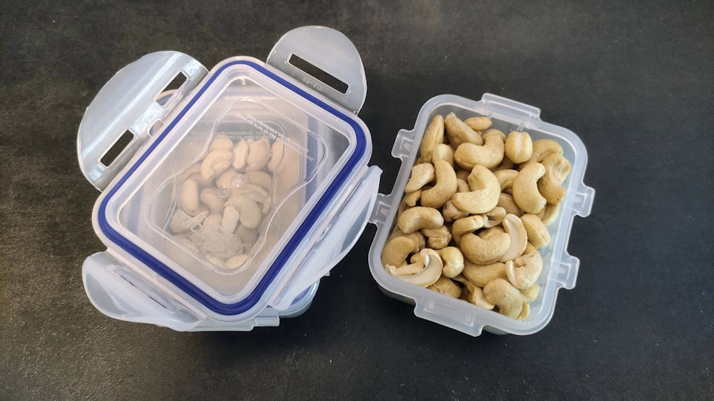 Kleine LocknLock Frischhaltedose mit Cashewkernen