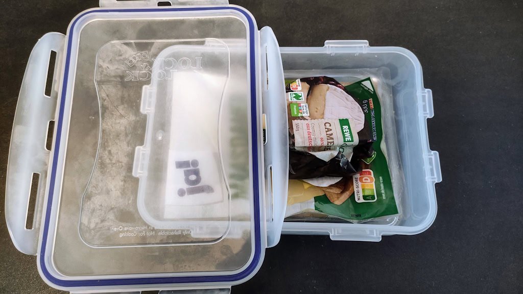 Wurst und Käse in einer LocknLock Frischhaltedose